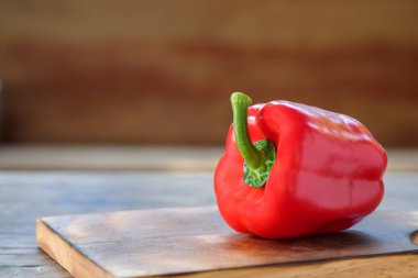 Tatlı biber ahşap tepsi.