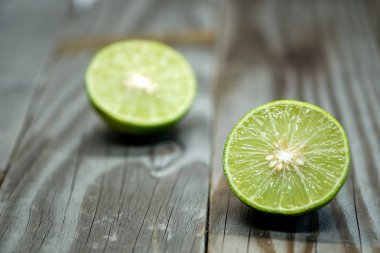 Limon dilimi üzerinde ahşap.