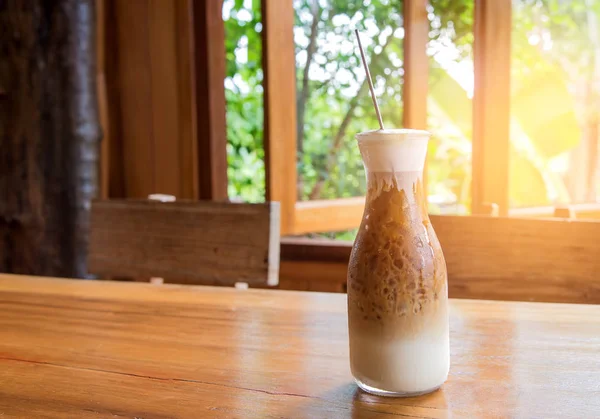 Eiskaffee in Glasflaschen hübsch auf Holztisch. — Stockfoto