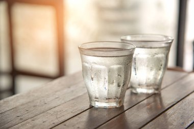 Cam su zavallı açık renkli ahşap tablo.