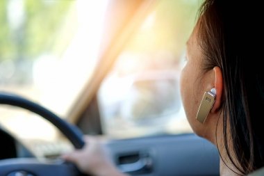 Araba emniyet konsepti, sürüş sırasında eller serbest telefon kullanarak kadınlar.
