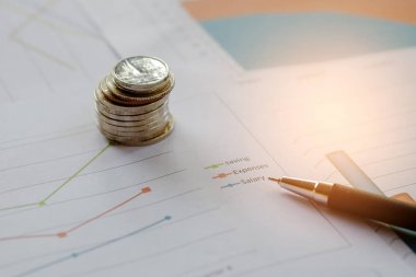 Kavram iş, para ve kalem grafik üzerinde yer.