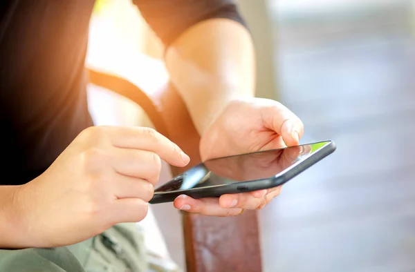 Mão segurando um telefone inteligente com branco . — Fotografia de Stock