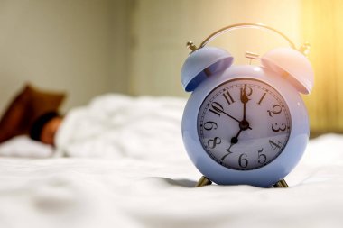 Çalar saat 7:00 AM insanlar uyku bulanık arka plan ile ayarla.