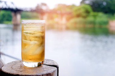 Nehri üzerinde bulanık çelik köprü ile ahşap bira koymak.