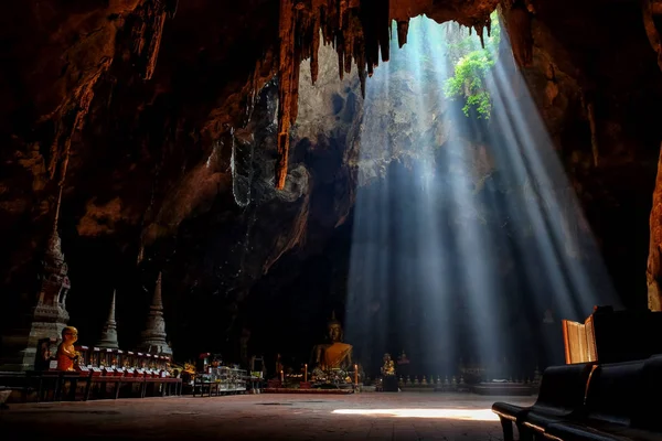 Utrolig lys i Khao Luang-hulen i Phetchaburi-provinsen i Thailan – stockfoto