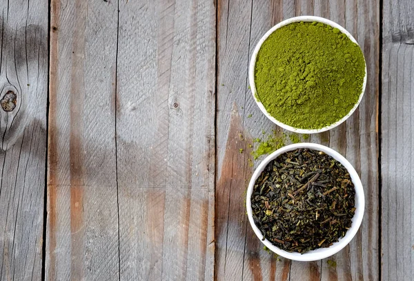 Αποξηραμένα τσάι με σκόνη πράσινο τσάι στο φλιτζάνι λευκό. — Φωτογραφία Αρχείου