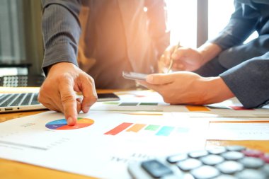 İş takım grafik verilerini analiz ediyor. Takım da işaret etti.