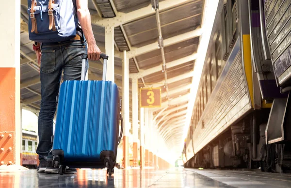 Asya turizm tra üzerinde mavi bir çanta tekerlekli sürükleme