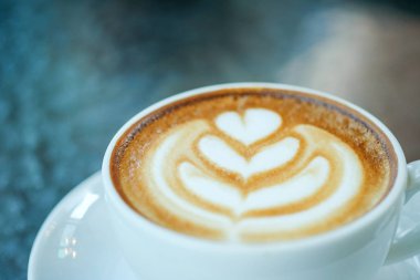 Kahve kalp latte portre.