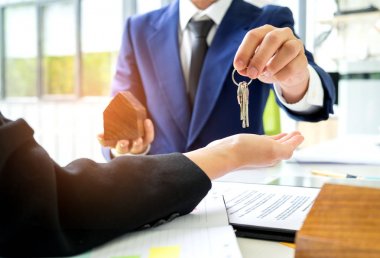 Satış temsilcileri ev anahtarları müşterilere teslim, hom müşteriler almak