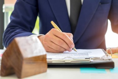 Konsept ev satın alma sözleşmesi, iş adamları bir ev p imzaladığınızı