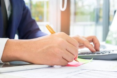 İş kavramlar, ofis çalışanı bir hesap makinesini kullanarak ve çekici olduğunu