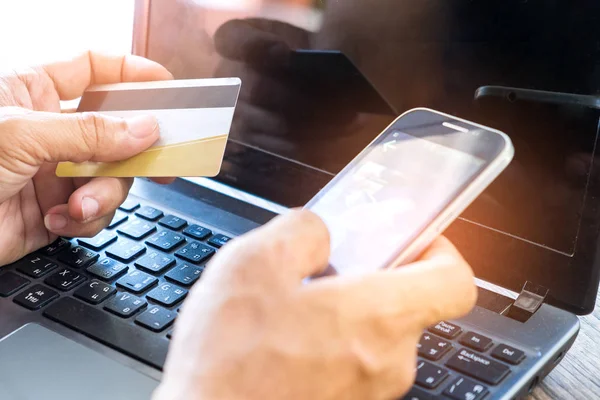Pénz fogalma, Online fizetés hitelkártyával, segítségével okos telefonok o — Stock Fotó