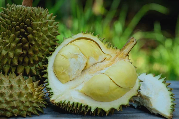 Durian koning van fruit voor de zomer. — Stockfoto