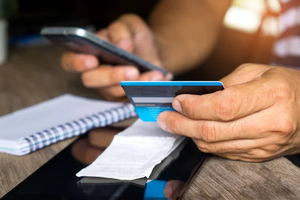 Check online creditcard kosten met smartphones, Online betalen cre — Stockfoto
