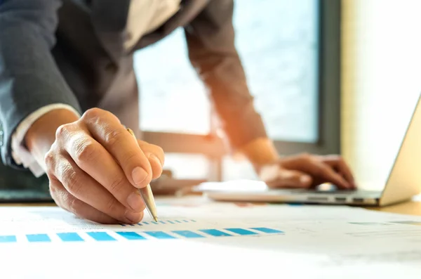 Businessmen are analyzing graphs and using laptop,Employees are — Stock Photo, Image