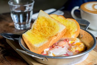 Pişmiş ekmek basit kahvaltı ile yumurta tava.