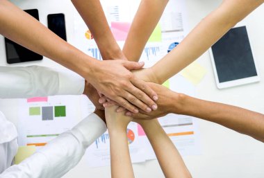 Takım personel toka el ele tutusun, analist takım el ele tutusun, Belo