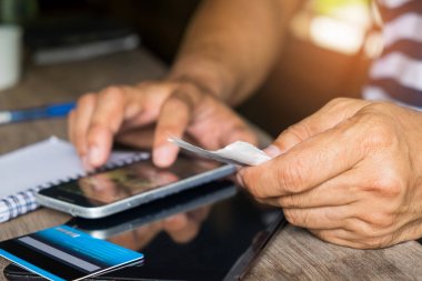 Akıllı telefon, kredi kartı makbuzları kontrol bir Mevduat Tasarruf Mevduatı maliyetini hesaplamak