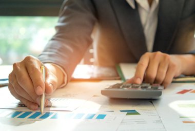 İşadamları grafikleri analiz ve hesap makinesi, Businessma kullanarak