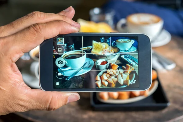Photos breakfast on the smartphone screen.