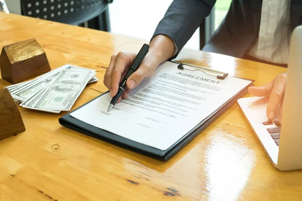 Elinde sözleşme tabelaya işaret tutan işadamı kalem.