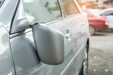 Araba kazası, kırık bir dikiz aynası ile sarışın araba. Fotoğraf