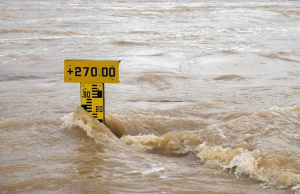 Escala del nivel del agua en el río, el agua que fluye es muy turbulenta en — Foto de Stock