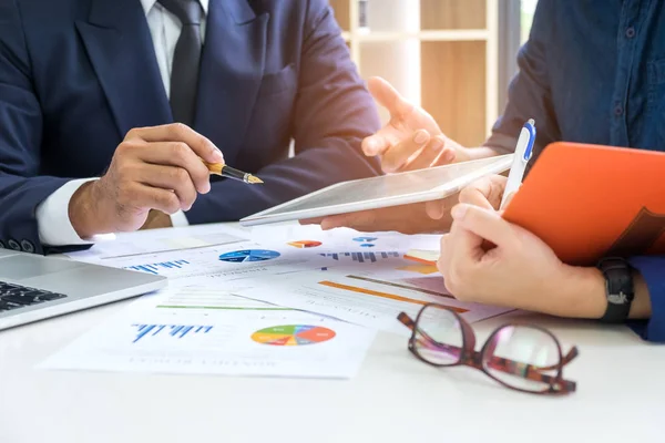 Executivos ouvindo apresentações de funcionários, trabalho de escritório — Fotografia de Stock