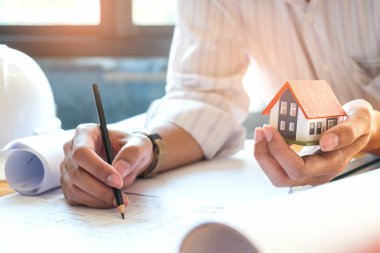 Mimarlar, diğer taraftan modeli ev yazıyoruz.