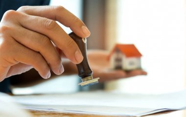 İpotek iş kavramı, pencere boyutu ve model evi elinde home.
