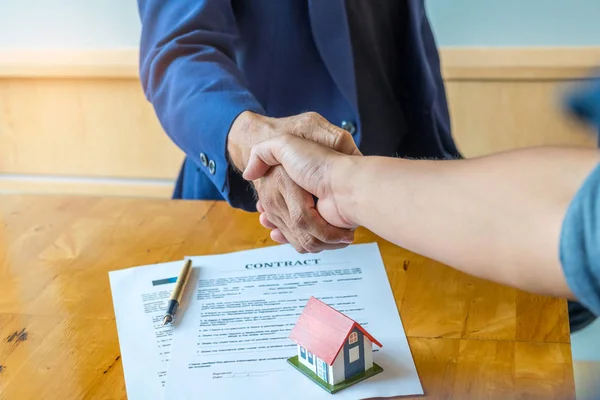 Ev ticaret için el sıkışın. Broker ve istemciler arasında.