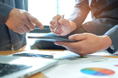 İki adam el bir tablet kullanıyorsanız, ekip veri analizi üzerinde çalışıyor