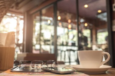 Kahve kupa kafe ile arka plan bulanık.