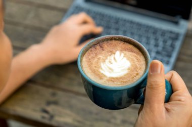 Çalışan kadınlar geç elinde kahveyle kadınlardan lapto kullanıyorsanız