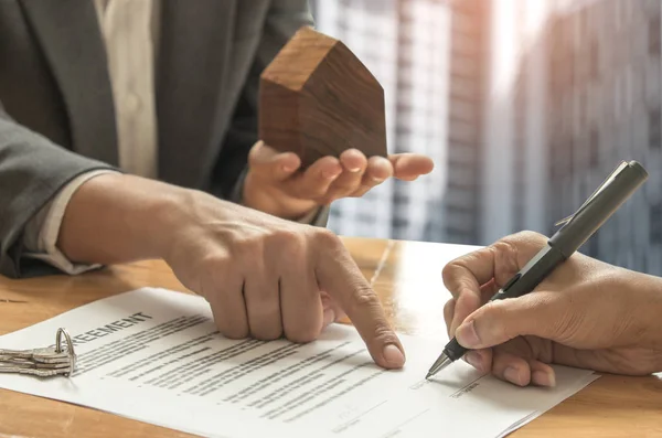 Emlak ticaret kavramları, ev Brokerları ve bir s imzalama alıcılar