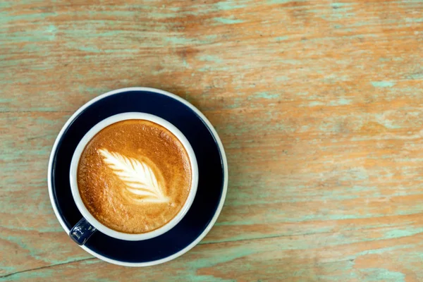 Kawa latte na vintage drewniane podłogi. — Zdjęcie stockowe