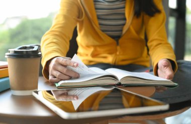 Öğrenciler kitap okuyor ve sınav hazırlıkları için notlar alıyorlar..