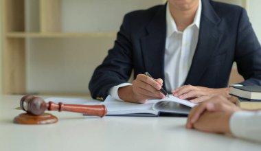 Avukat hukuki danışmanlık yapıyor...