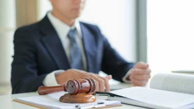 Hukuki hizmet kavramları: Avukat, müvekkillerine yasal belgeler sunar.