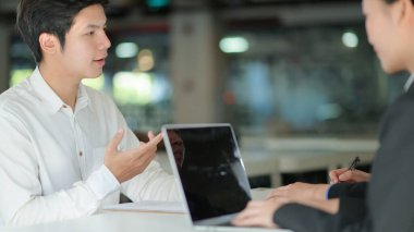 İş ortakları ortak proje çalışmasını tartışıyor.