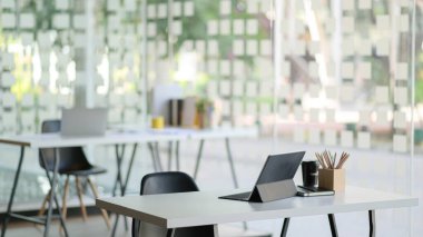 Modern tablet ve ofis malzemeleriyle çağdaş iş yeri.