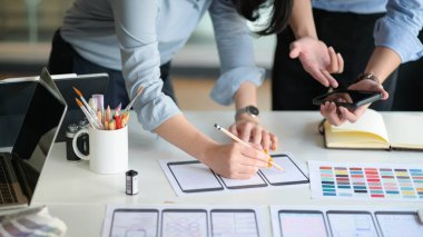 UX tasarım ekibi bir prototip akıllı telefon uygulaması geliştirmeyi planlıyor.