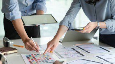 Tablet planlı UX tasarım ekibi bir prototip akıllı telefon uygulaması geliştirmeyi planlıyor.