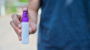 Corona virüsü ya da Covid 19 enfeksiyonunu önlemek için elimizdeki sprey alkolü azaltmak için..