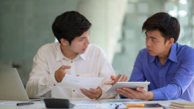 Dizüstü bilgisayarı ve tableti olan profesyonel ekip yöneticilere sunum için yeni projelere danıştı.