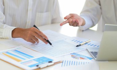 Muhasebeci ekibi şu anda virüsün salgının etkisini çözmek için şirketin durumunu değerlendiriyor..