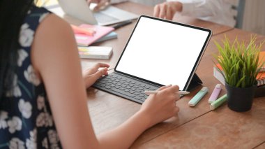Dişi öğrencilerin eksiltilmiş görüntüleri evde online olarak çalışmak, evde çalışmak ve evde çalışmak için dizüstü bilgisayar kullanıyorlar..
