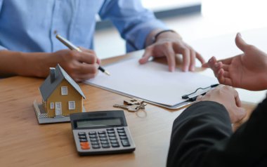 Alıcı ve satıcı arasında satış sözleşmesi imzalanması.